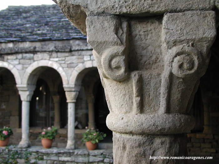 CAPITEL DEL ALA SUR. AL FONDO ALA ESTE Y SALA CAPITULAR